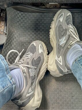Women’s NEW BALANCE 725 sneakers